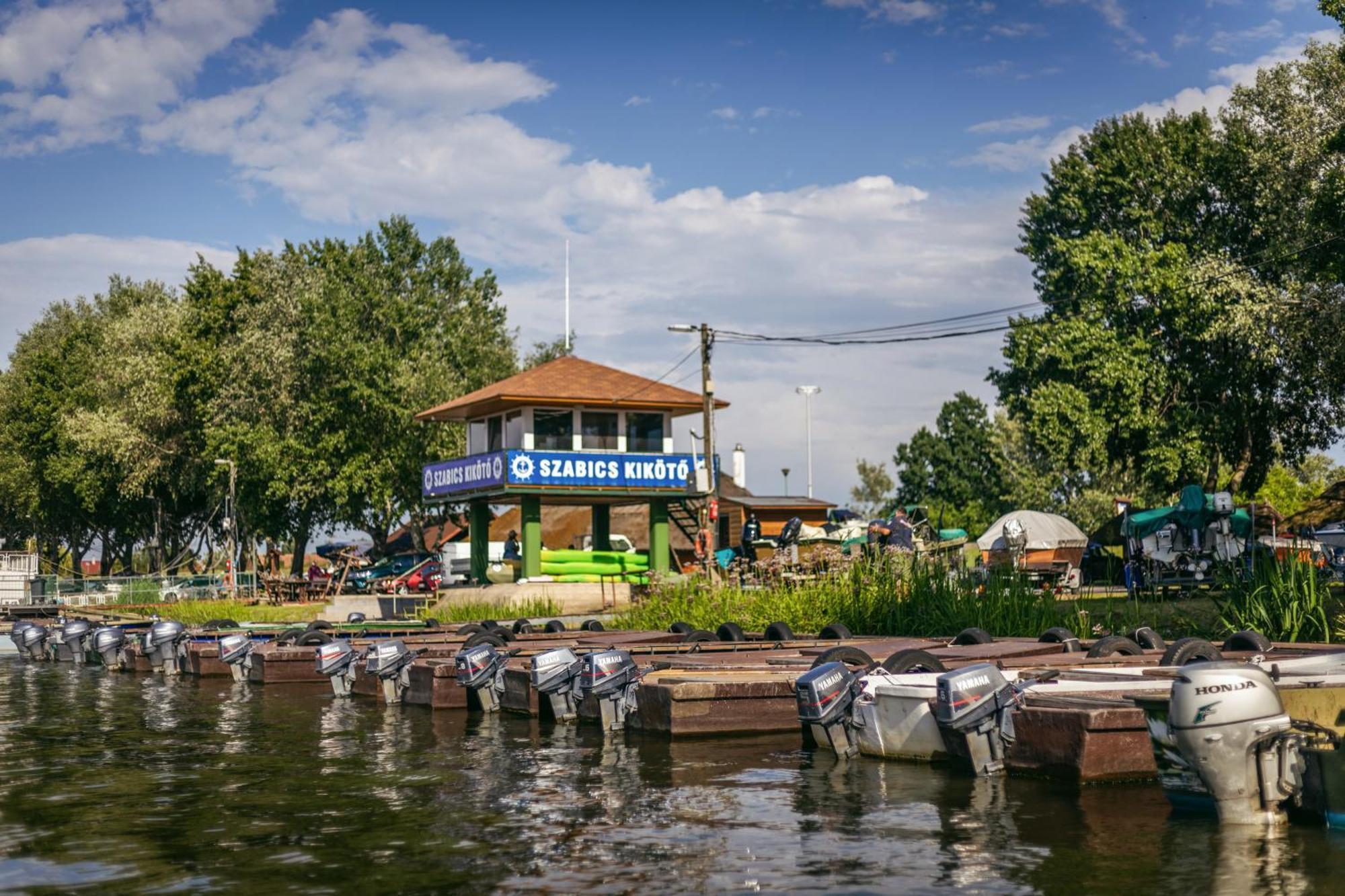 ホテル Lakohajo, Uszohaz - Tisza-To Tiszafüred エクステリア 写真