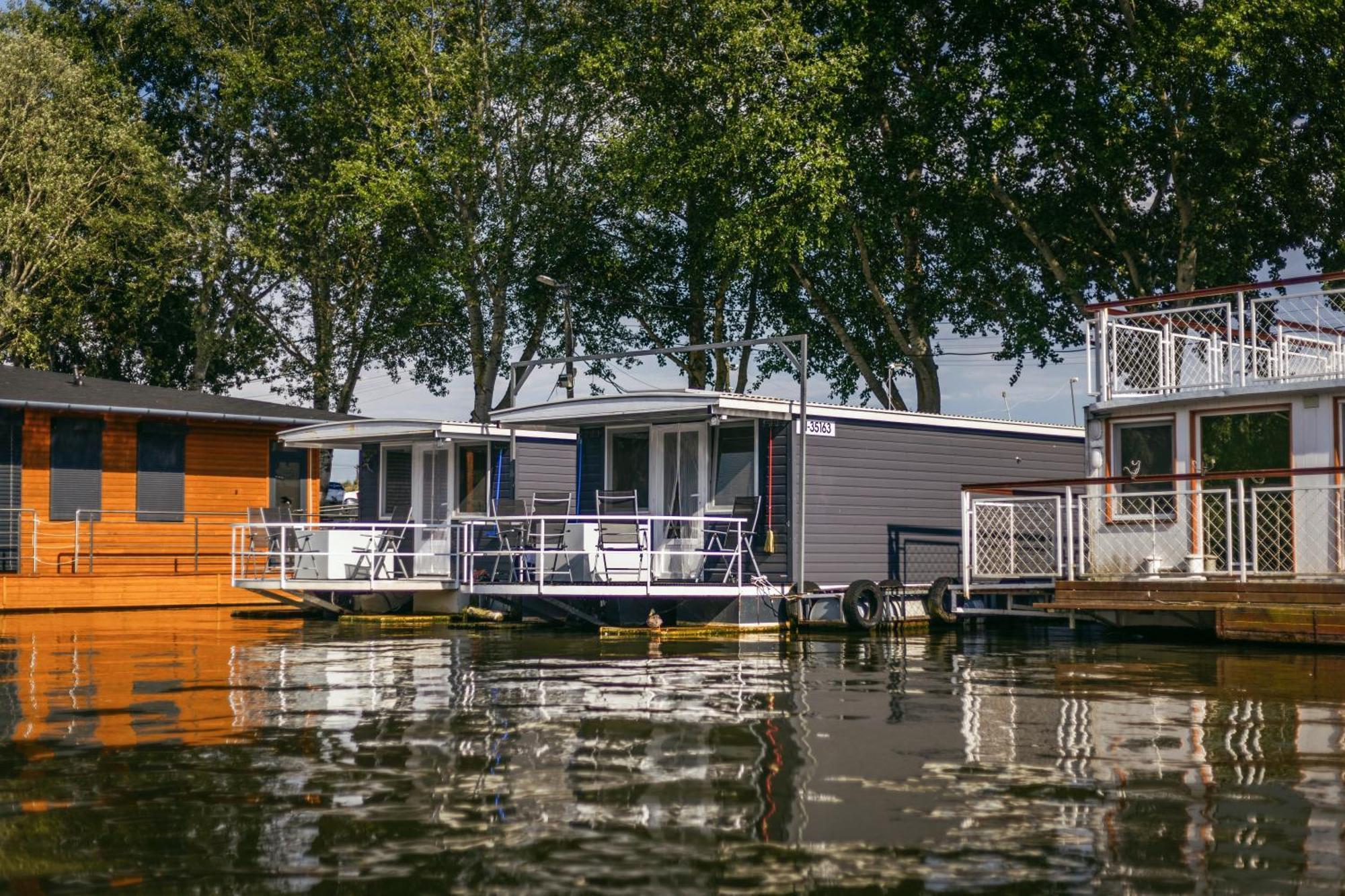 ホテル Lakohajo, Uszohaz - Tisza-To Tiszafüred エクステリア 写真